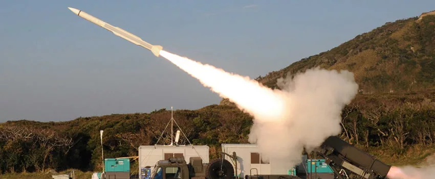 O Japão planeja implantar mísseis de longo alcance em 2025 para reforçar sua defesa. A medida é uma resposta às crescentes ameaças geopolíticas.