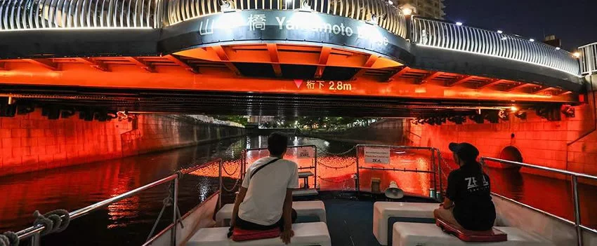 Descubra como os barcos urbanos em Tóquio, parte da iniciativa Funatabi Tsukin, estão revitalizando o transporte e oferecendo novas experiências de lazer no bairro de Shinagawa.