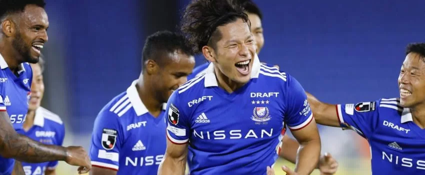 Nissan pode vender participação no Yokohama F Marinos para corte de custos. Saiba o impacto no clube e a reestruturação da montadora japonesa.