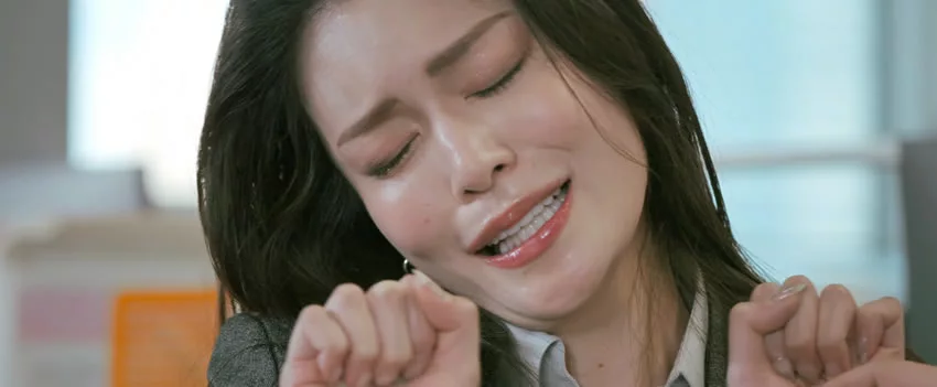 Mergulhe no drama japonês "Kiss Or Die", onde um homem é forçado a odiar seus hobbies mais amados. Uma série de humor negro e sobrevivência que explora a tensão entre prazer e dor.