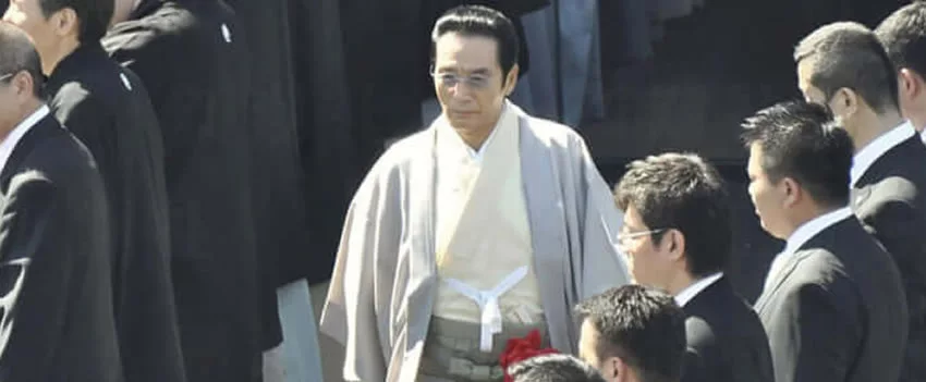 Descubra como o grupo criminoso Kudo-kai no Japão está envelhecendo e se adaptando a novas formas de crime, como a fraude online.