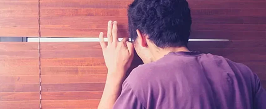 Inspetor de polícia preso em Shizuoka por suspeita de invasão e filmagem secreta de mulheres em banheiro de koban. Entenda os detalhes do caso chocante.