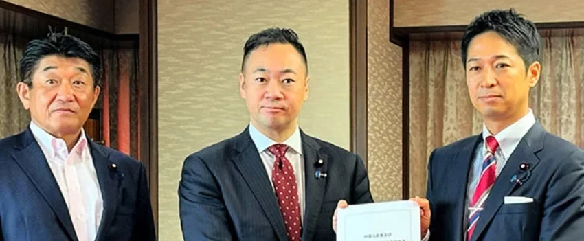 Partido de oposição japonês propõe limites para residentes estrangeiros no país. Entenda a proposta e o debate sobre imigração, integração e política japonesa.