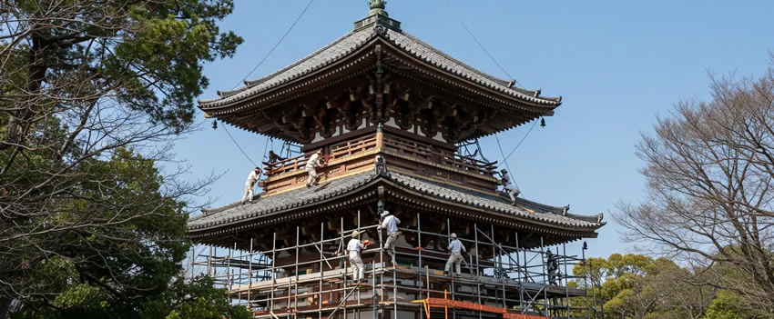 Descubra os detalhes da restauração do telhado de Kofukuji em Nara, um marco histórico japonês que preserva 125 anos de tradição.