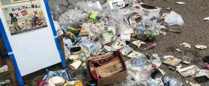 Kamakura, Japão. Um ponto turístico famoso de anime atrai multidões, mas causa problemas. Descubra a solução da cidade para a segurança e turismo.