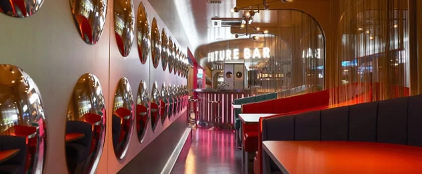 Explore o "Future Train", o novo restaurante interativo em Umekoji, Kyoto, onde a nostalgia encontra a inovação. Uma experiência gastronômica única espera por você!