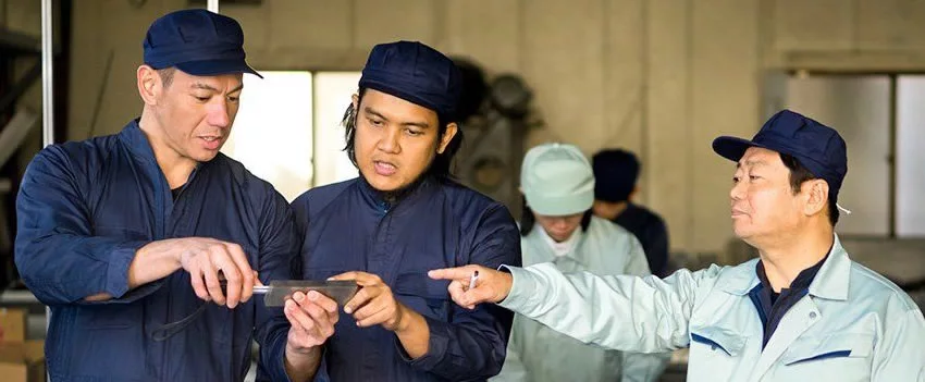 Explore como estrangeiros realizam sonhos no Japão. Descubra salários, segurança e paixões em Tóquio e outras cidades, além das diferenças com a vida em outros países.