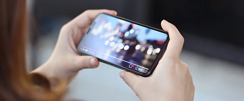 A internet supera a TV no Japão, desafiando a mídia tradicional e a democracia. Entenda o dilema das câmaras de eco e o futuro do jornalismo japonês.