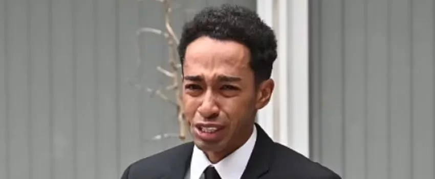 Richard Keita Kusama, do Aぇ! Group, foi liberado após prisão por atentado ao pudor em Tóquio. Detalhes da libertação e do pedido de desculpas emocionado do ídolo japonês.