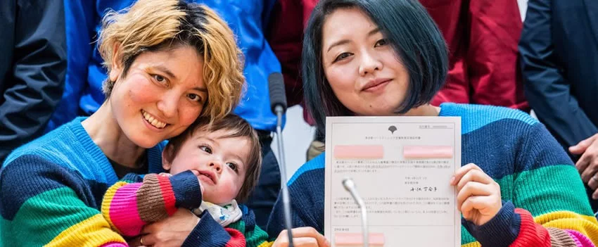 Casais LGBT no Japão exigem mudanças no censo nacional, a "pesquisa estatística mais importante", que falha em reconhecer suas uniões. Entenda o impacto demográfico.