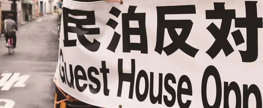 Osaka suspende novas aprovações de minpaku de curto prazo, gerando caos e longas filas. Entenda como essa crise em Osaka afeta o mercado imobiliário e o futuro do turismo no Japão.