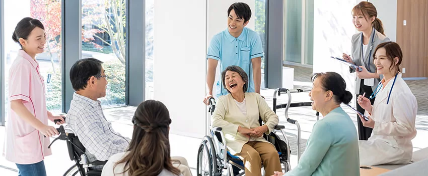 Entenda a nova política que dobrou os custos médicos Japão idosos com mais de 75 anos. Saiba como o aumento afeta orçamentos e a vida diária de milhões de aposentados.