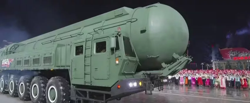 Kim Jong Un exibe em Seul o novo míssil Hwasong-20 no desfile de Coreia do Norte mísseis nucleares, sinalizando avanço em seu arsenal e busca por alianças contra o Ocidente. (153 caracteres)