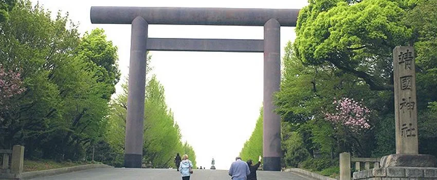 A eleição em Tóquio reacende tensões diplomáticas sobre o Santuário Yasukuni e seus impactos nas relações com China e Coreia do Sul.