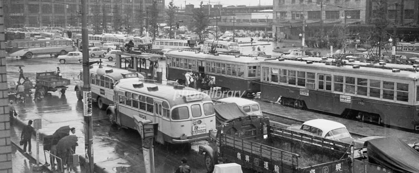 Explore a Osaka dos anos 50 e 60. Um documentário imperdível revela a história da cidade, do boxe à Expo '70, e a extinção do Osaka City Tram. Nostalgia e modernização.