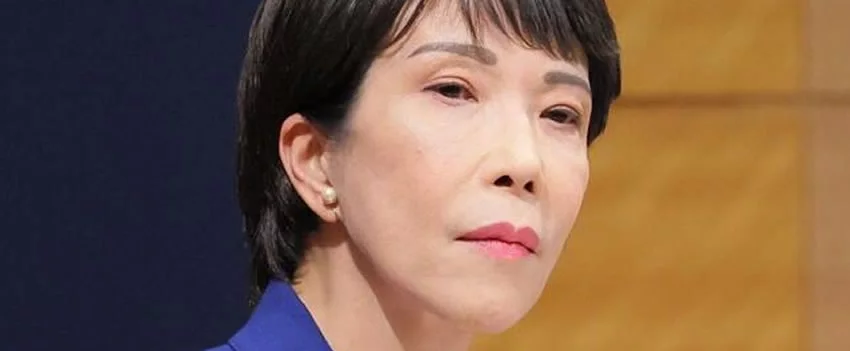 A primeira-ministra Sanae Takaichi promete rigor contra violações de regras por estrangeiros. Entenda os desafios e a futura política de imigração do Japão com cotas numéricas.