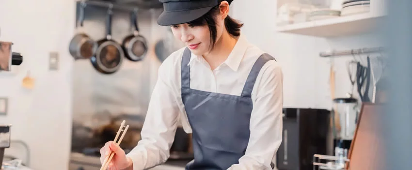 Descubra as inovações em retenção de talentos no Japão, onde empresas utilizam apps e flexibilizam alocação para manter jovens formados e combater a alta rotatividade.