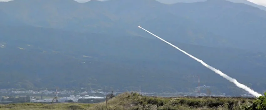 Comunidades próximas ao Monte Fuji reagem a exercícios de lançamento de foguetes, gerando debate sobre segurança civil e a postura de defesa do Japão.
