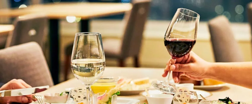 Viva o Sky Restaurant em Osaka! Desfrute de jantar e vistas panorâmicas a 40 metros de altura. Uma experiência única em Osaka.