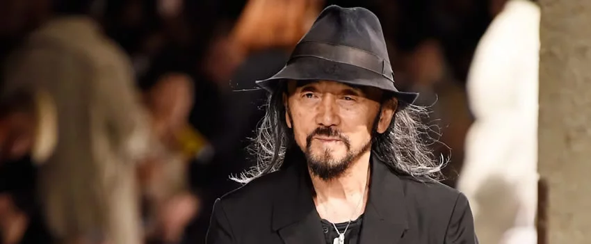 A marca japonesa presta uma tocante homenagem Giorgio Armani Yohji Yamamoto na Semana de Moda de Paris. Conheça os detalhes da emocionante reverência ao estilista.
