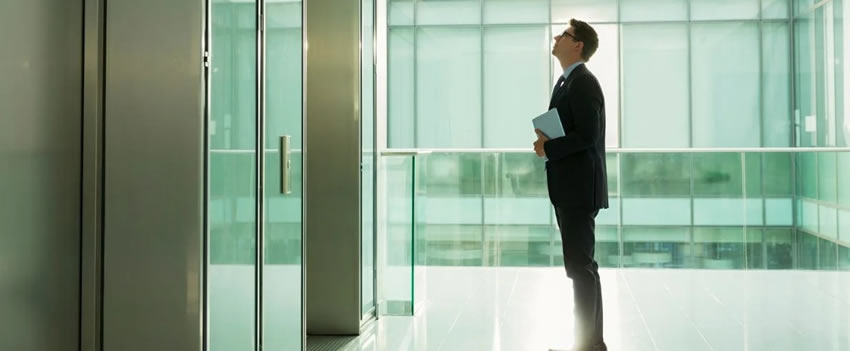 Descubra como a IA da Nvidia e Hitachi Building Systems está revolucionando a inspeção de elevadores no Japão, superando a escassez de mão de obra e aumentando a segurança.