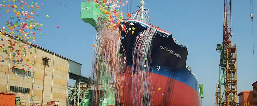 Explore o crescente conflito comercial entre EUA e China, suas tarifas portuárias e o impacto global. Entenda como essa dinâmica afeta mercados e o setor de transporte marítimo.