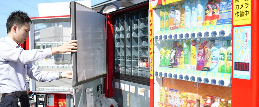 A onda de aumentos de preços atinge o Japão, com mais de 3.000 itens de alimentos e bebidas mais caros em outubro. Entenda o impacto no varejo e nas máquinas de venda automática.