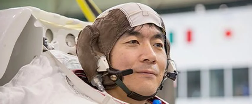 A astronauta Yui Kimiya, em missão na ISS, realiza captura histórica da nave de carga HTV-X da JAXA, consolidando a liderança japonesa na exploração espacial.