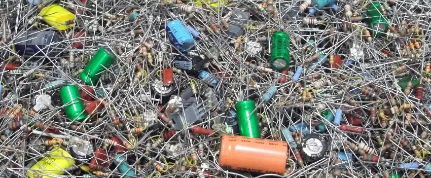 Um relatório chocante revela o "tsunami oculto" de lixo eletrônico EUA Ásia, com milhões de toneladas enviadas ilegalmente. Entenda o impacto tóxico e as empresas envolvidas.