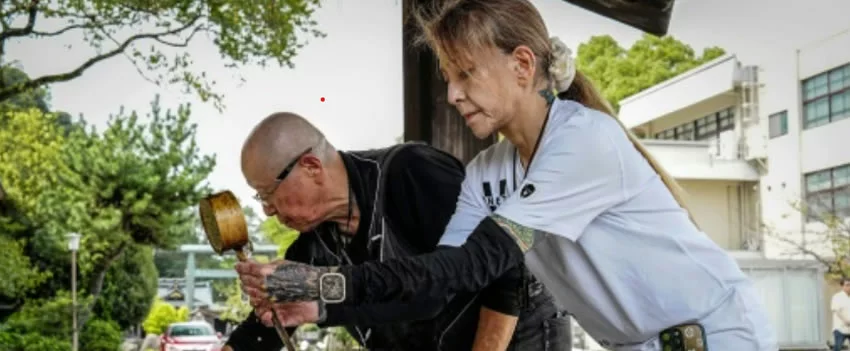 Conheça Mako Nishimura, uma das raras mulheres Yakuza do Japão, que deixou o crime e agora lidera uma ONG para reintegrar ex-gângsteres à sociedade. Saiba mais sobre sua jornada.