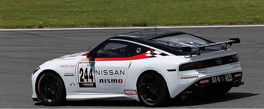 O Nissan Z recebe um leve facelift e uma nova Heritage Edition inspirada no 300ZX Z32. Novidades no design e a aguardada versão Z Nismo manual.