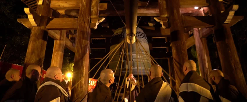 O icônico sino de Ano Novo de Kyoto no Templo Chion-in muda para sistema pago e com reserva (3.000 ienes) devido a multidões. Saiba como participar ou assistir online.