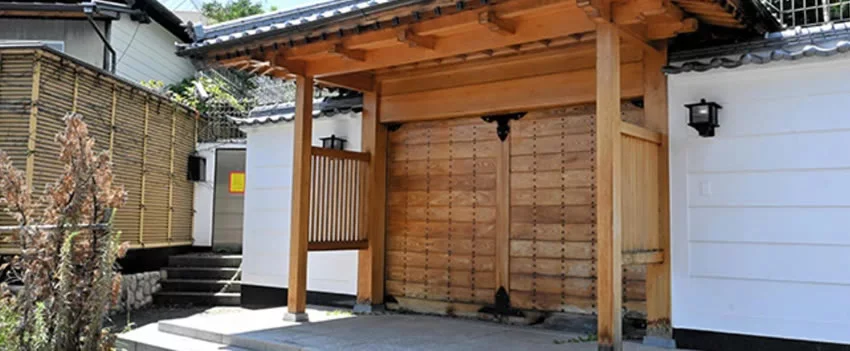 O cerco legal à Sede da Yakuza Yamaguchi-gumi em Kobe se intensifica. Entenda como moradores e polícia lutam para expulsar a maior gangue do Japão 🇯🇵 de bairros residenciais.