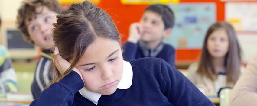 Mais de 1.000 crianças estrangeiras no Japão estão fora da escola em 2024. Descubra os dados do governo, os desafios e os esforços para garantir o direito à educação.