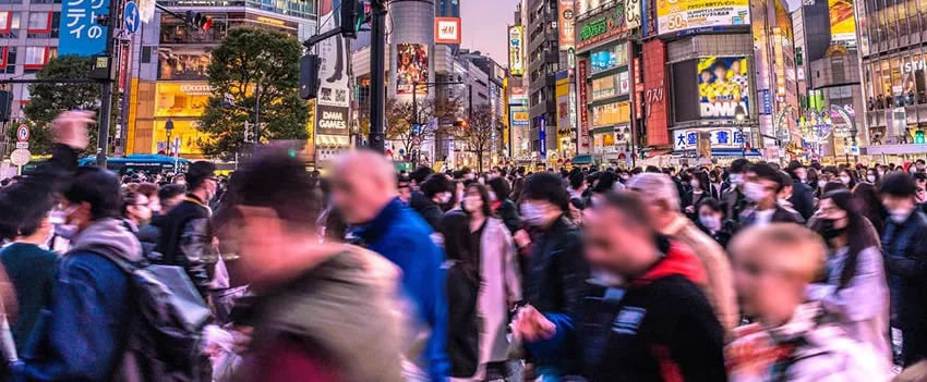 Explore o crescimento dos protestos anti-imigração no Japão, seus desafios e o impacto nas políticas governamentais. Entenda a complexa situação atual.