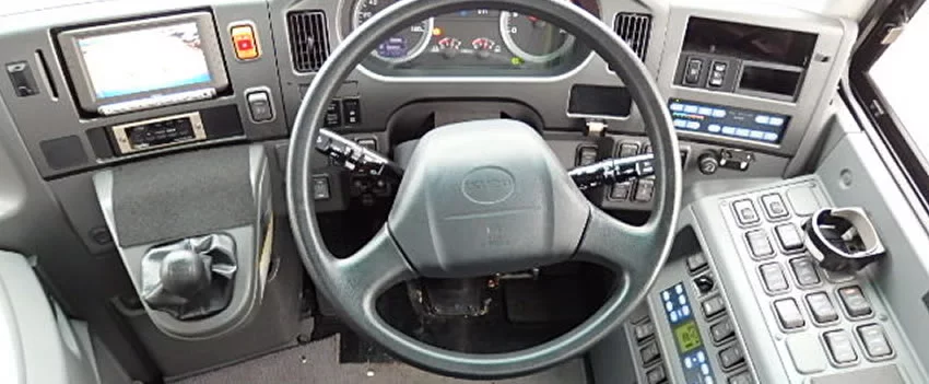 Cortes de ônibus em Tóquio e aumentos de tarifas evidenciam a crise da escassez de motoristas no Japão. Entenda as causas e o impacto nacional no transporte público.