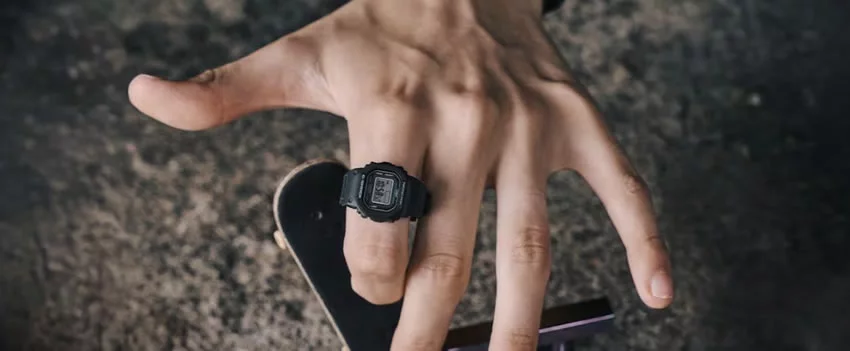 Descubra o Casio G-SHOCK DWN-5600, o menor relógio da marca com estrutura resistente a choques e 200m de resistência à água. Inovação em tamanho de anel.