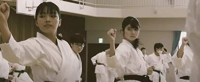 O Karatê de Okinawa celebra 90 anos de legado! Descubra como essa arte marcial, praticada por milhões, se tornou um símbolo de paz e união global.