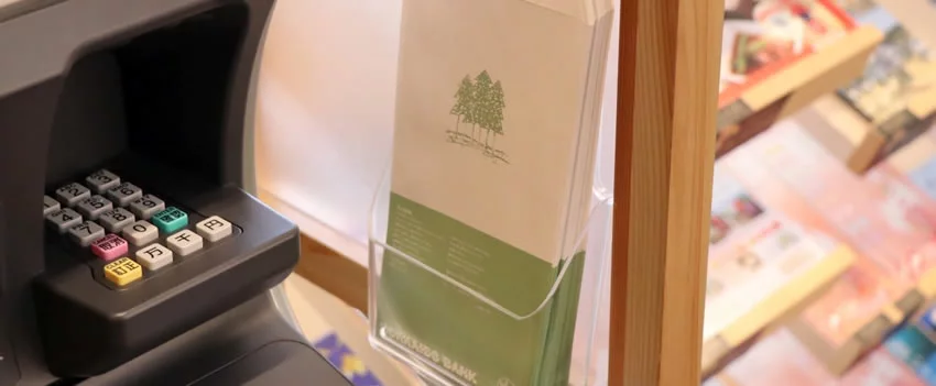 Venda de envelopes de caixa eletrônico gratuitos de bancos no Mercari, Japão, levanta questões legais e morais. Entenda o furto e o baixo lucro.