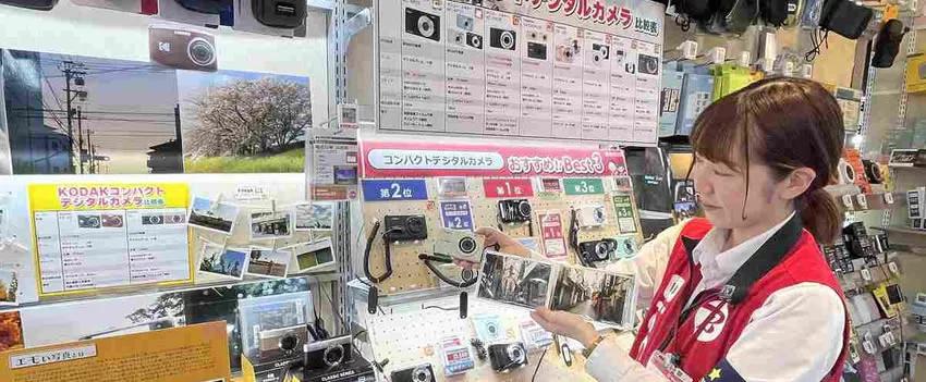 Câmeras digitais compactas ressurgem no Japão! Descubra como a qualidade de imagem, a textura vintage e o preço acessível impulsionam a popularidade, especialmente entre jovens.