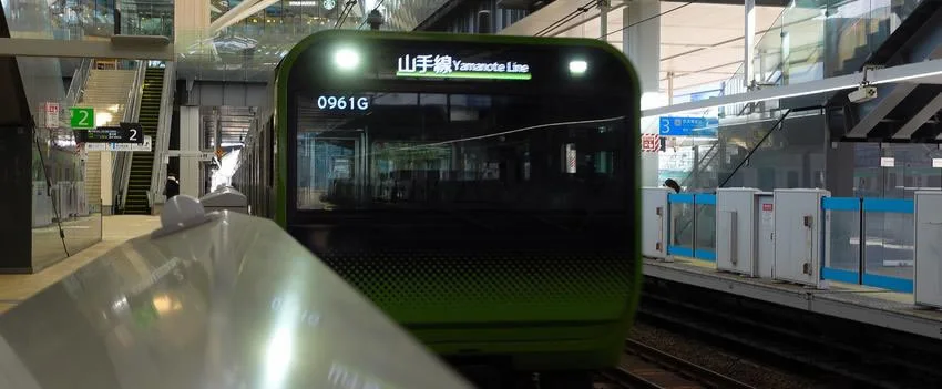 Prisão em Tóquio Mulher lança spray de pimenta em trem após briga por assento prioritário. Dois feridos e atrasos na linha Yamanote. Entenda o incidente.