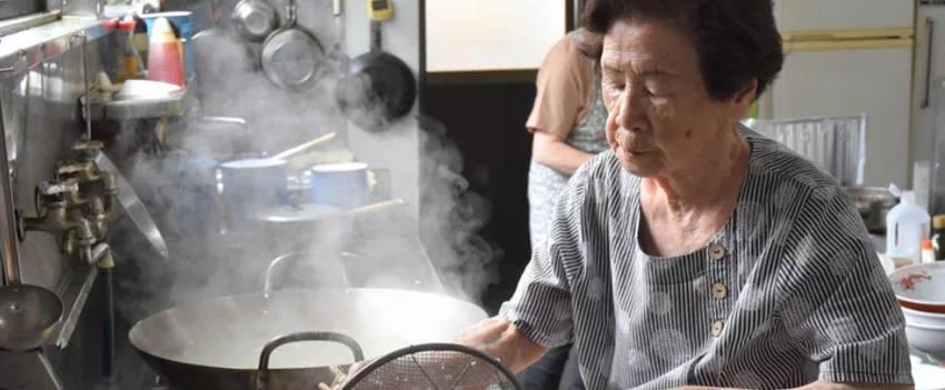 A centenária Fuku Amagawa, aos 102 anos, é a alma do restaurante Ginkatei. Descubra a história da "garota-propaganda" do Ramen em Gunma que atrai visitantes globais.