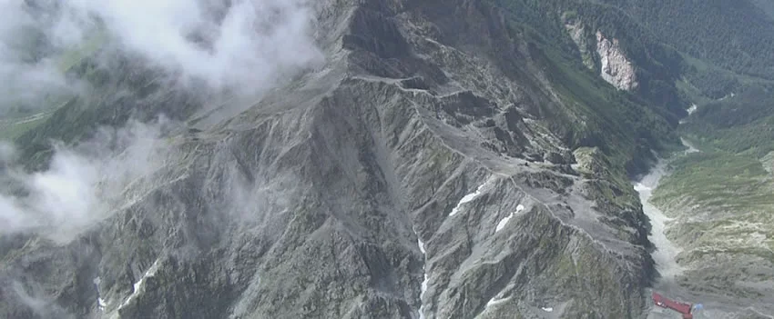Tragédia no Japão Dois filipinos resgatados no Monte Okuhotakadake um faleceu de hipotermia Saiba os detalhes do incidente e a busca policial.