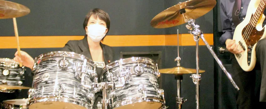 Sanae Takaichi é a primeira mulher a ser primeira-ministra do Japão. Conheça o lado surpreendente da líder ultraconservadora que ama heavy metal, motocicletas e tem faixa preta em caratê.