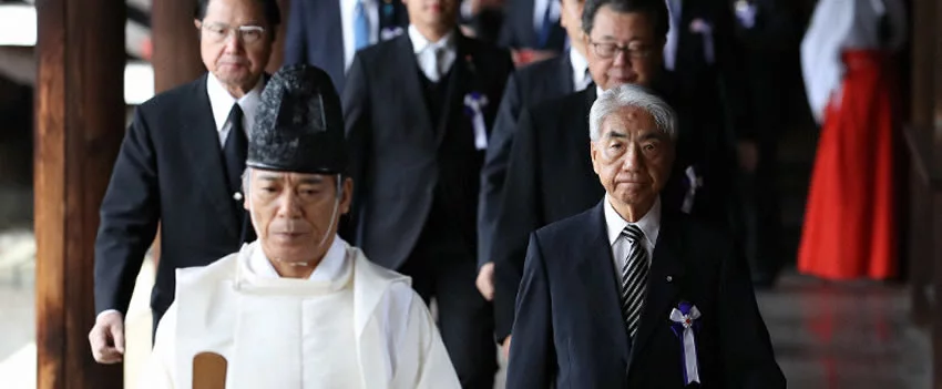 Mais de 40% apoiam Sanae Takaichi visitar o Santuário Yasukuni se for PM. Entenda a polêmica e os dados da pesquisa. Sanae Takaichi e Yasukuni em foco.