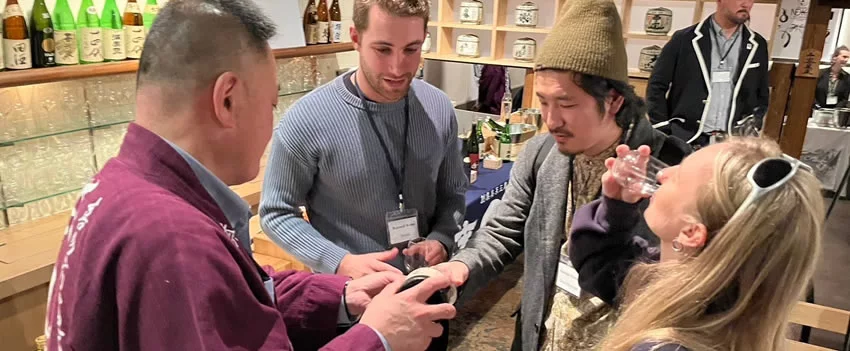 Governo de Fukushima promove Saquê de Fukushima e shochu em evento gastronômico de alto nível em Nova York. Produtores buscam expansão apesar das altas tarifas nos EUA.