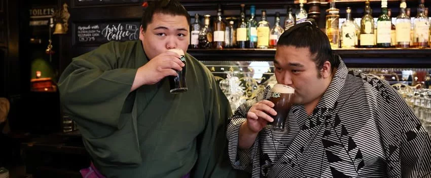 Descubra o inusitado flagra de dois lutadores do Grand Sumo Tournament em Londres relaxando em um pub. Veja como a tradição do sumô encontra a vida moderna.