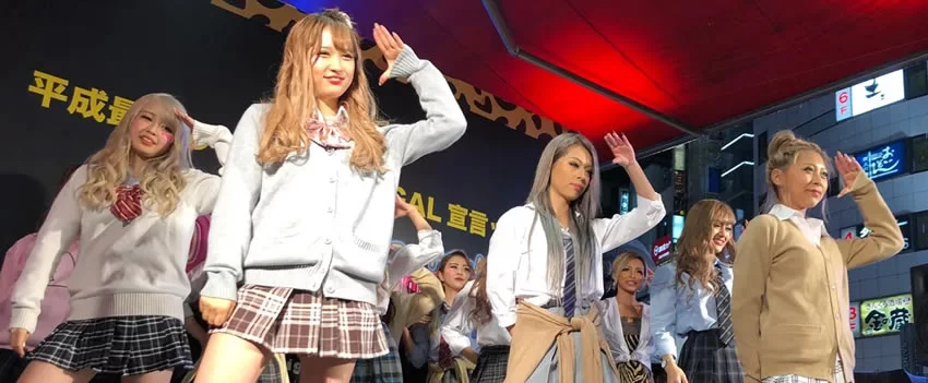 A Tendência Heisei Retrô está de volta no Japão! Meias largas, Tamagotchi e moda gyaru dos anos 90 e 2000 encantam a nova geração. Descubra esse revival cultural.