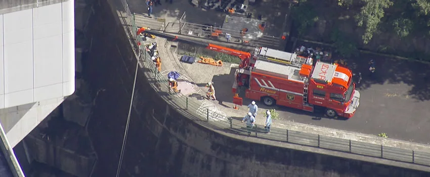 Três corpos foram localizados na Represa Nukui, em Hiroshima. Polícia investiga possível suicídio e relação entre as vítimas.