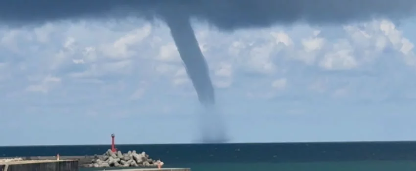 Vídeo impressionante captura tufão marítimo (fenômeno semelhante a tornado) na costa de Yamagata, Japão. Entenda a explicação meteorológica para o evento raro.